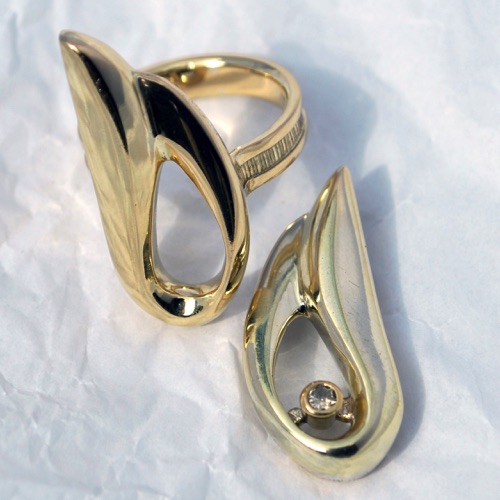 13-07 ring en hanger 13-06 - 'vlammen'
ring - goud - 13 gr. 
hanger - goud+briljant 0.13 ct. lichtgeel 1e piq.  - Tot.. 9 gr.